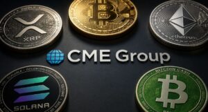 Monedas físicas de bitcoin, ether, xrp, solana y bitcoin cash alrededor del logo de CME Group.