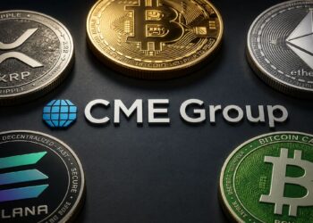 Monedas físicas de bitcoin, ether, xrp, solana y bitcoin cash alrededor del logo de CME Group.