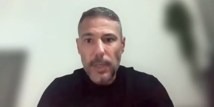David Merino aparece ofreciendo declaraciones en un video.