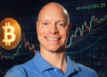 En primer plano: David Zanoni. En el fondo: logo de bitcoin y gráfico de precio.