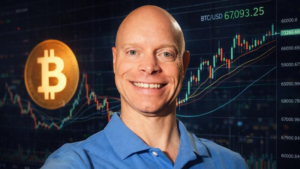 En primer plano: David Zanoni. En el fondo: logo de bitcoin y gráfico de precio.