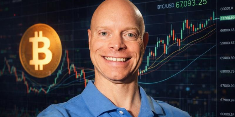 En primer plano: David Zanoni. En el fondo: logo de bitcoin y gráfico de precio.