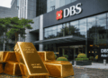 En primer plano: lingotes de oro. En el fondo: oficina corporativa de DBS.