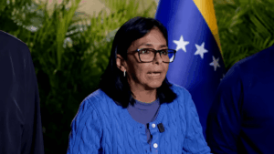 Delcy Rodríguez hablando en conferencia de prensa.