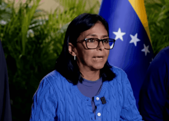 Delcy Rodríguez hablando en conferencia de prensa.