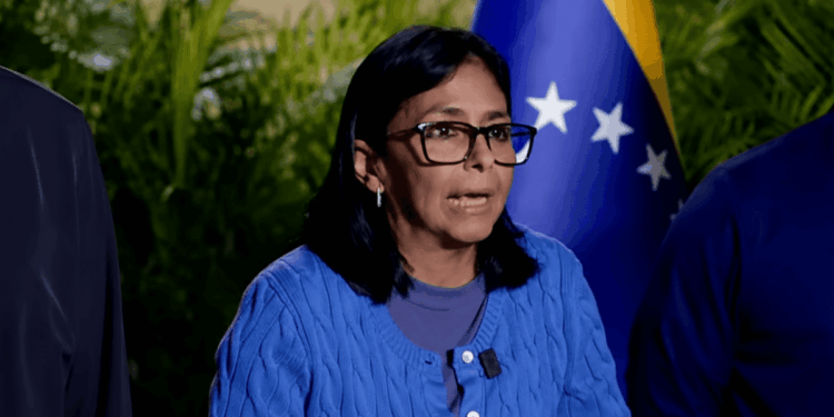 Delcy Rodríguez hablando en conferencia de prensa.