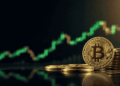 Imagen de unas velas en positivo, que reflejan el crecimiento de los ETF de bitcoin.