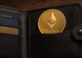 Una moneda física de Ethereum dentro de una billetera.