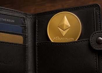 Una moneda física de Ethereum dentro de una billetera.