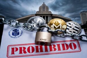 Imagen realista horizontal. Documento oficial del Banco Central de Filipinas con sello rojo 'PROHIBIDO'. Monedas físicas de Monero y Zcash encadenadas y con candado en primer plano. Al fondo, edificio del BSP en Manila bajo cielo dramático y nublado. Estilo fotorealista, tonos azul, gris y rojo, atmósfera seria y autoritaria.