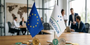 Banderas de la UE, el Mercosur. Con criptomonedas físicas como bitcoin y stablecoins alrededor.