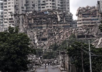 Fotografía de un edificio en La Guaira, Venezuela, golpeado por los terremotos.