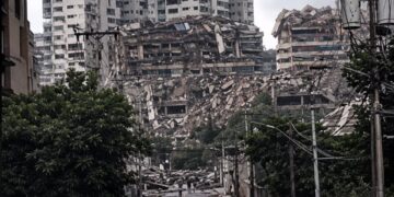 Fotografía de un edificio en La Guaira, Venezuela, golpeado por los terremotos.