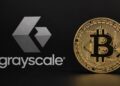Logo de Grayscale junto a una moneda física de bitcoin.