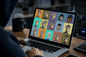 Imagen de un hacker en una computadora con NFT