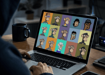 Imagen de un hacker en una computadora con NFT
