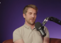 Charles Guillemet hablando en un podcast.