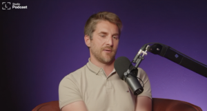 Charles Guillemet hablando en un podcast.