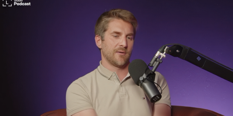 Charles Guillemet hablando en un podcast.