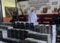Fotografía de funcionarios de la GNB junto a un detenido y cientos de mineros ASIC.