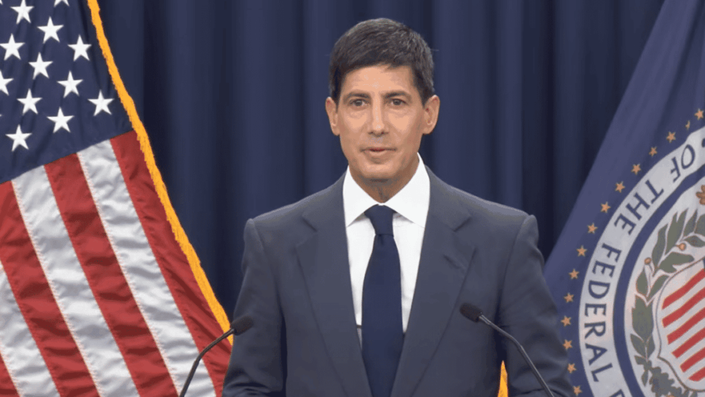 Kevin Warsh dando su discurso en la FED.