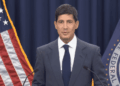 Kevin Warsh dando su discurso en la FED.