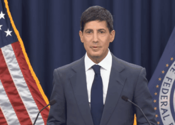 Kevin Warsh dando su discurso en la FED.