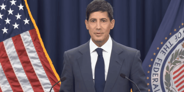 Kevin Warsh dando su discurso en la FED.