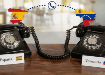 Dos teléfonos conectados entre sí, uno tiene un letrero que dice "España", el otro tiene un letrero que dice "Venezuela".
