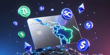 Tarjeta de débito MetaMask metálica cromada en primer plano con su logo, flotando sobre un mapa estilizado de América Latina iluminado en neón azul y verde. Elementos cripto flotando alrededor: iconos de USDT, USDC, Ethereum y dólares.