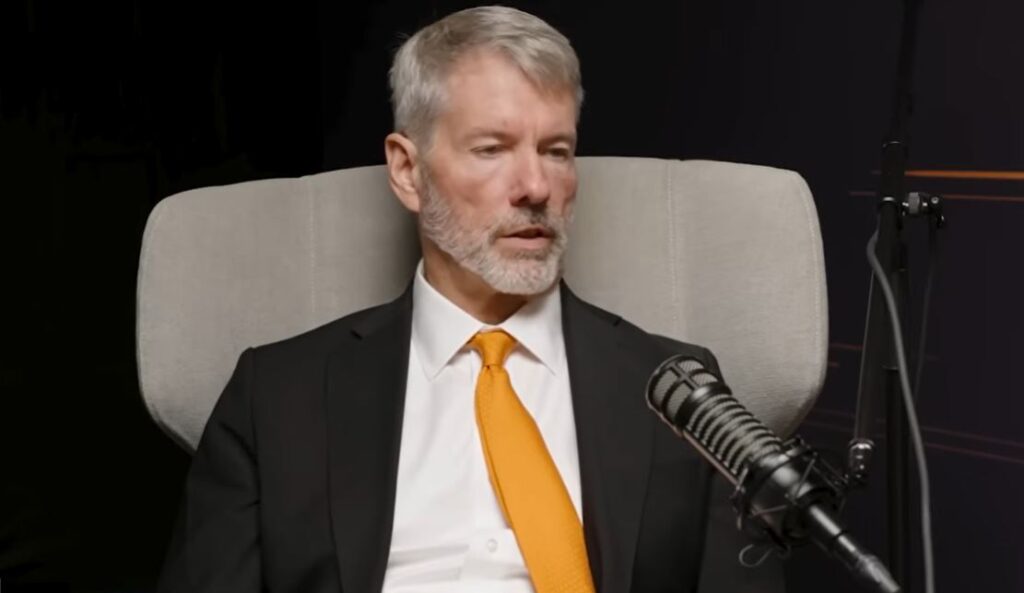 Michael Saylor, fundador de Strategy, delante de un micrófono.