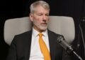 Michael Saylor, fundador de Strategy, delante de un micrófono.