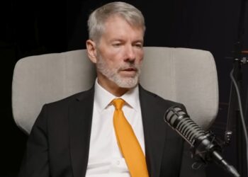 Michael Saylor, fundador de Strategy, delante de un micrófono.