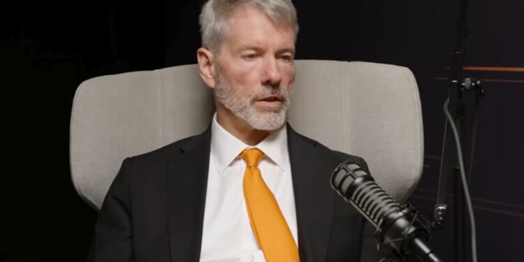 Michael Saylor, fundador de Strategy, delante de un micrófono.