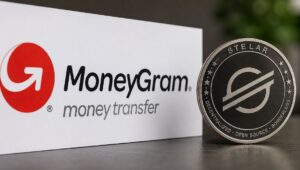 El logo de Moneygram junto a una moneda física de stellar.
