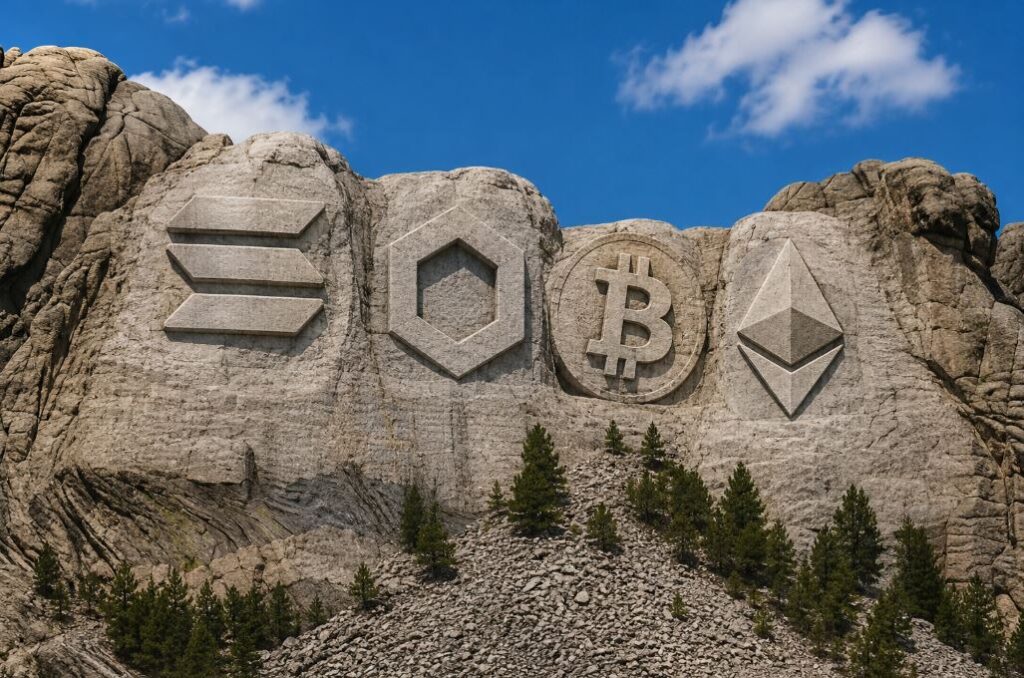 Un monte que tiene tallados los logos de Solana, Chainlink, Bitcoin y Ethereum