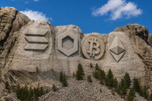 Un monte que tiene tallados los logos de Solana, Chainlink, Bitcoin y Ethereum