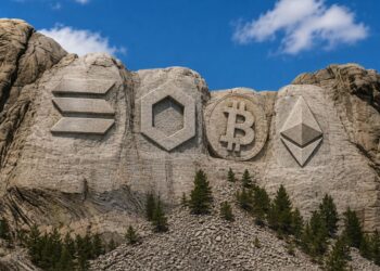 Un monte que tiene tallados los logos de Solana, Chainlink, Bitcoin y Ethereum