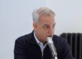 Pablo Gil, trader español, delante de un micrófono.