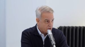 Pablo Gil, trader español, delante de un micrófono.