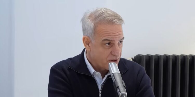 Pablo Gil, trader español, delante de un micrófono.