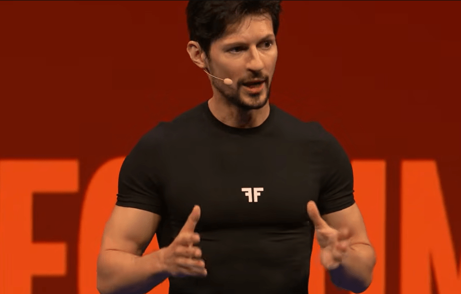 Pavel Durov de pie frente en el escenario principal del Oslo Freedom Forum, vistiendo de negro y hablando ante el público sobre la privacidad y las regulaciones de vigilancia estatal.