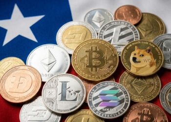 Monedas físicas de bitcoin y criptomonedas sobre la bandera de Chile.