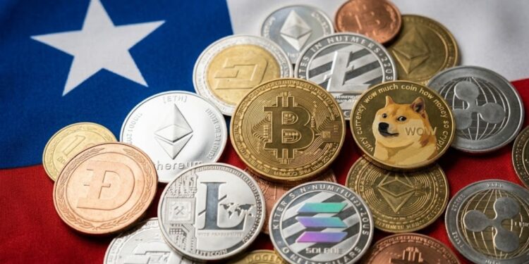 Monedas físicas de bitcoin y criptomonedas sobre la bandera de Chile.