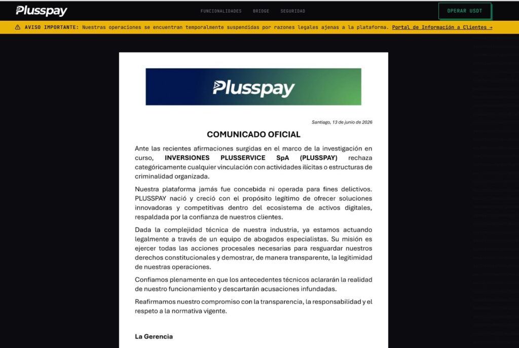 Captura de pantalla del sitio web y comunicado de la empresa Plussplay.