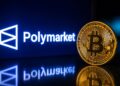 El logo de Polymarket junto a una moneda física de bitcoin.