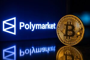 El logo de Polymarket junto a una moneda física de bitcoin.