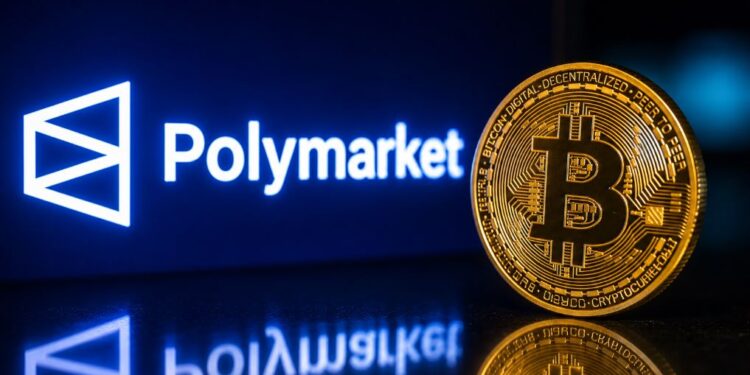 El logo de Polymarket junto a una moneda física de bitcoin.