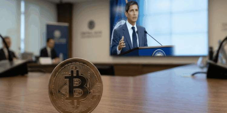 Primer plano: moneda de bitcoin. Fondo: Kevin Warsh dando un discurso.