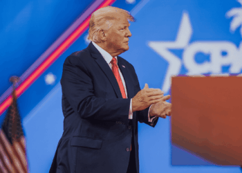 Donald Trump arriba de un escenario.